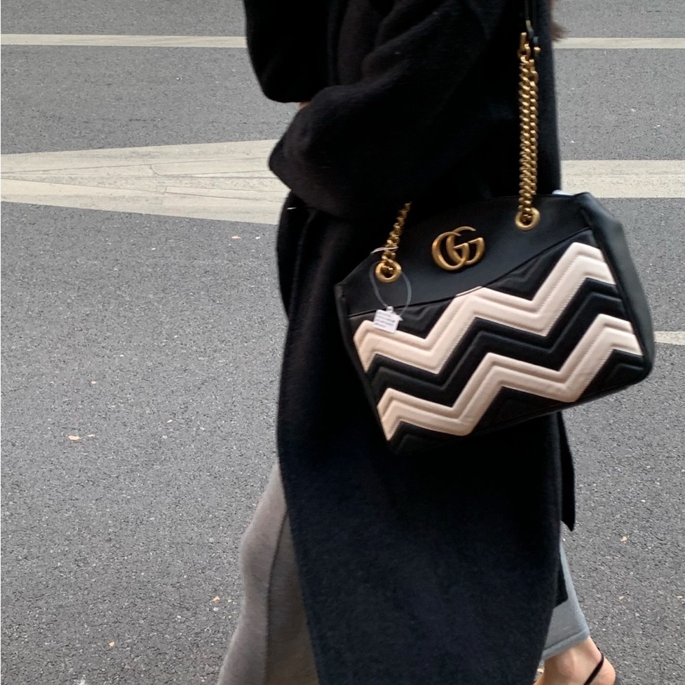 Gucci Black and White Chevron Quilted Leather Shoulder Bag - Picture 13 of 14